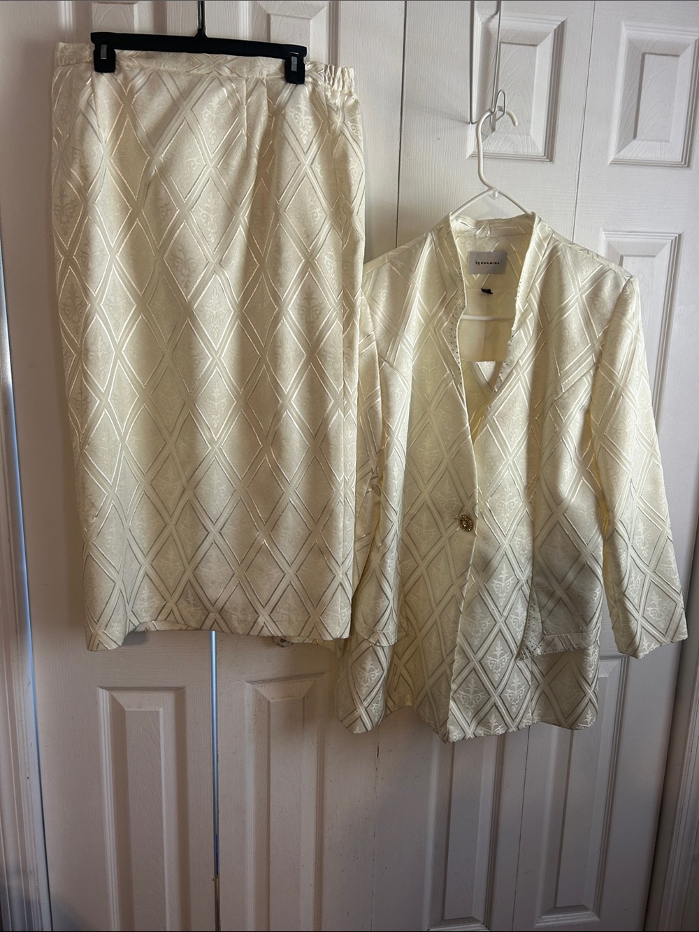 Terramina Cream Diamond Jacquard Blazer and Skirt Set.  Size 14💕